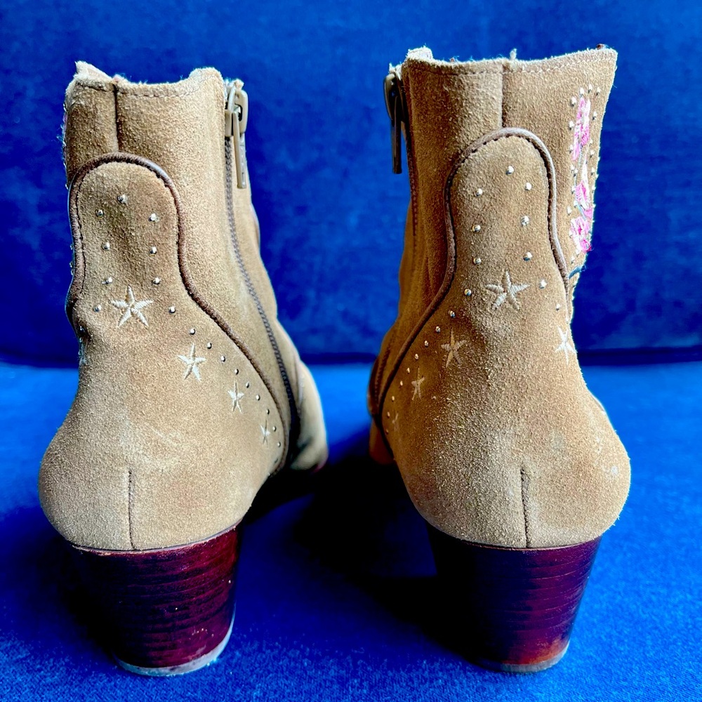 Gianni Bini Ramsie Bayside Taupe Suede Embroidered Floral Stars Ankle Boots 8.5 - Picture 3 of 6